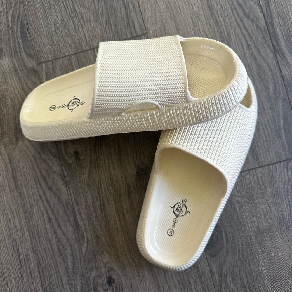 Sole Mates |Cream Slide Sandals